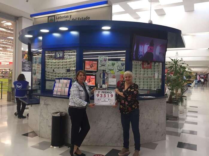 Alicia López, junto a su empleada la también teldense María del Pino Santana (Foto TA)